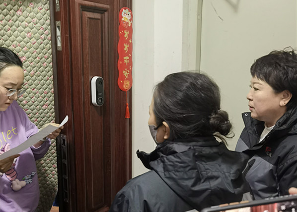 城發(fā)辛家營分公司開展夜間“訪民問暖”活動(dòng)2.jpg 城發(fā)辛家營分公司開展夜間“訪民問暖”活動(dòng)2.jpg