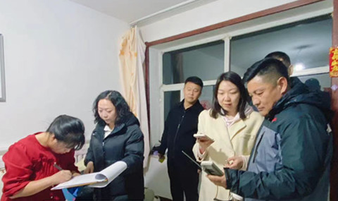 城發(fā)辛家營分公司開展夜間“訪民問暖”活動(dòng)1.jpg 城發(fā)辛家營分公司開展夜間“訪民問暖”活動(dòng)1.jpg
